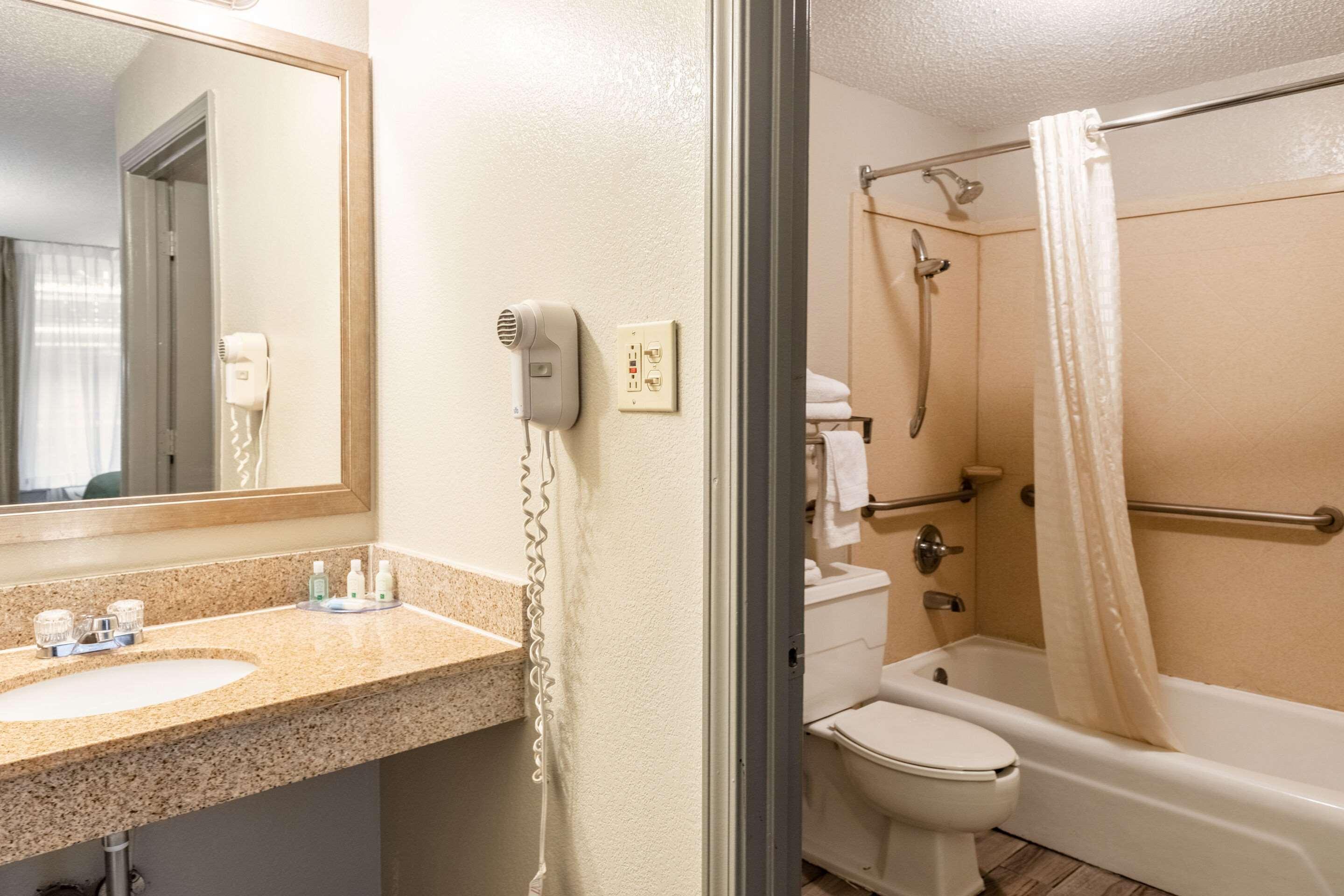Quality Inn Newport Esterno foto